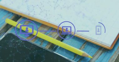 Kalem, akıllı telefon ve ahşap yüzeyde kahve fincanı üzerindeki dijital simge ağının animasyonu. Küresel ağ ve iş teknolojisi kavramı