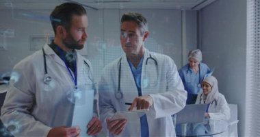 Hastanede dijital tablet üzerinde tartışan iki farklı erkek doktorun veri işleme animasyonu. Tıbbi sağlık teknolojisi kavramı