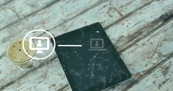 Dijital Tablet Ahşap Yüzey Üzerindeki Kahve Fincanlarına Karşı Dijital Simge — Stok video