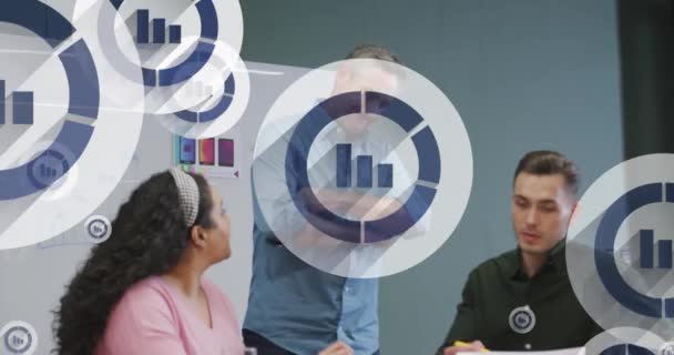 동료들 사무실에서 토론하는 그래프 아이콘들의 애니메이션 컴퓨터 인터페이스 비즈니스 데이터 — 비디오