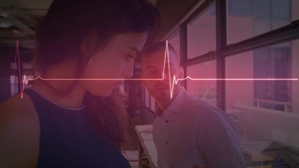 Animation Eines Herzmonitors Gegen Verschiedene Männer Und Frauen Die Büro — Stockvideo