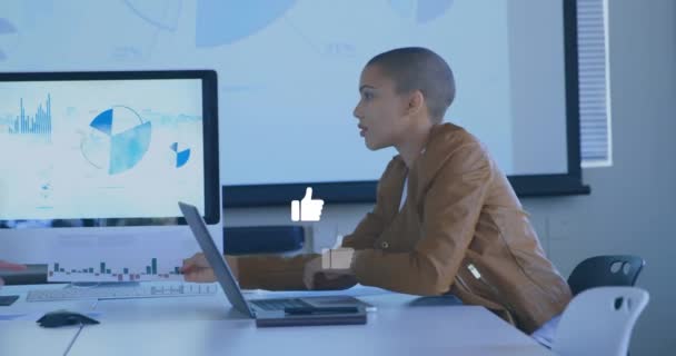 사무실에서 문서를 토론하는 여성에 반대하는 성화같은 애니메이션 미디어 네트워크와 비즈니스 — 비디오