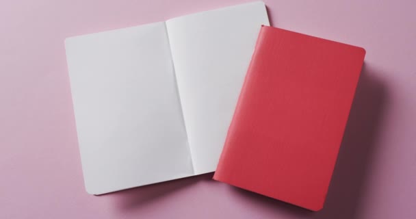 闭合打开空白书和红色闭合书 在粉色背景的复制空间上慢动作 阅读和书籍 — 图库视频影像