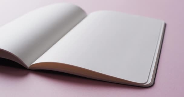 Zárja Nyitott Üres Könyv Másolási Hely Rózsaszín Háttérrel Lassított Felvételen — Stock videók