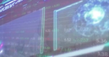 Dünyalar üzerindeki grafiklerin ve ticaret panosunun canlandırılması ve soyut arka plana karşı bilgisayar dili. Dijital bileşim, çoklu pozlama, rapor, iş dünyası, küreselleşme, kodlama ve teknoloji.