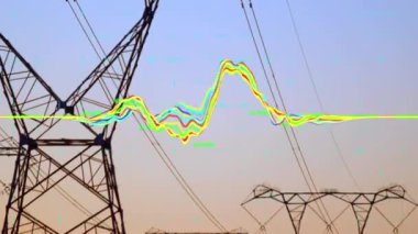 Gün batımında gökyüzüne karşı ağ kulelerinin üzerinde veri işleme animasyonu. Küresel ağ ve iş teknolojisi kavramı