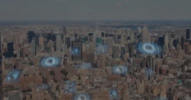 Şehir manzarasının havadan görüntüsüne karşı yuvarlak tarayıcıların ve veri işlemenin animasyonu. Bilgisayar arayüzü ve iş veri teknolojisi kavramı