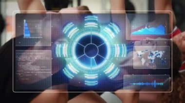 Egzersiz yapan farklı insanlar üzerinde veri işleme ile ekranın animasyonu. Küresel spor, bilgisayar ve veri işleme kavramı dijital olarak oluşturulmuş video.