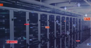 Süzülen sosyal medya simgelerinin animasyonu ve bilgisayar sunucu odasına karşı mozaik kareler. Sosyal medya ağı ve iş veri depolama teknolojisi kavramı