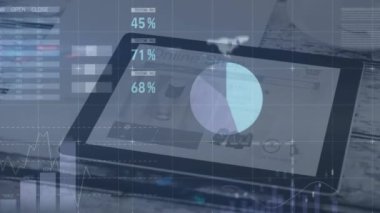 Tablet üzerindeki istatistiklerle veri işleme animasyonu. Küresel iş, veri işleme, dijital arayüz ve hesaplama kavramı dijital olarak oluşturuldu.