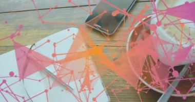 Pleksus ağlarının ahşap yüzeydeki akıllı telefon, kahve fincanı ve günlüğe karşı animasyonu. Küresel ağ ve iş teknolojisi kavramı