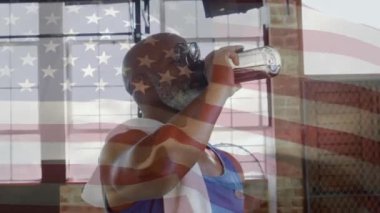 Amerikan bayrağı üzerinde egzersiz yapan Afro-Amerikan bir adamın animasyonu. Amerikan vatanseverliği, çeşitlilik ve bağımsızlık kavramı dijital olarak oluşturulmuş video.