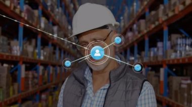 Depodaki beyaz adam üzerinden veri işleme ağı animasyonu. Küresel sevkiyat, iş, finans, bilgisayar ve veri işleme kavramı dijital olarak oluşturuldu.