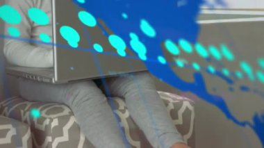 Dizüstü bilgisayarla melez kız üzerinden veri işleme animasyonu. Küresel iş, bağlantılar, veri işleme, dijital arayüz ve dijital olarak oluşturulmuş bilgisayar konsepti.