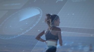 Kumsalda koşan beyaz bir kadının veri işleme animasyonu. Küresel tatil, yaz, iş, veri işleme, dijital arayüz ve dijital olarak oluşturulan hesaplama kavramı.