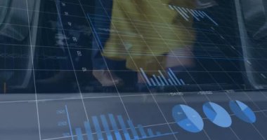 Yürüyen merdiven kullanan insanların düşük kesiminde istatistiksel veri işleme animasyonu. Bilgisayar arayüzü ve iş veri teknolojisi kavramı