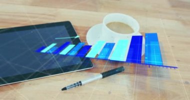 Tahta masadaki dijital tablet, kalem ve kahve fincanı ile istatistiksel veri işleme animasyonu. İş veri teknolojisi kavramı