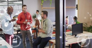 Ofiste tartışan üç farklı adamın üzerinde yüzen birden fazla dijital ikonun animasyonu. Bilgisayar arayüzü ve iş teknolojisi kavramı