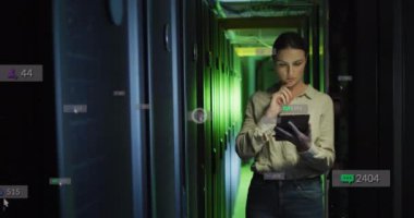 Sunucu odasında dijital tablet kullanan beyaz kadın mühendis üzerine sosyal medya simgelerinin canlandırılması. Sosyal medya ağı ve iş veri depolama teknolojisi kavramı