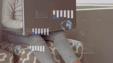 Dizüstü bilgisayarla melez kız üzerinden veri işleme animasyonu. Küresel iş, bağlantılar, veri işleme, dijital arayüz ve dijital olarak oluşturulmuş bilgisayar konsepti.