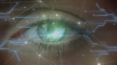 Mikroişlemci bağlantılarının animasyonu ve kadın gözüne karşı bağlantı ağı. Bilgisayar arayüzü ve siber güvenlik teknolji kavramı