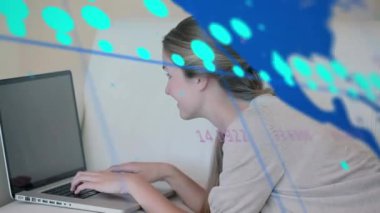 Beyaz kadının dizüstü bilgisayar kullanarak veri işleme animasyonu. Küresel iş, bağlantılar, veri işleme, dijital arayüz ve dijital olarak oluşturulmuş bilgisayar konsepti.