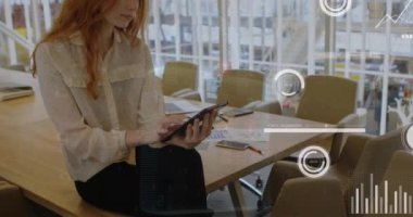 Ofiste dijital tablet kullanan beyaz kadın hakkında veri işleme animasyonu. Bilgisayar arayüzü ve iş teknolojisi kavramı