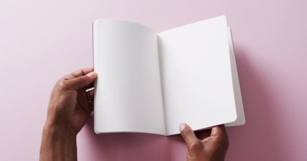 Tutup Tangan Selebaran Melalui Buku Dengan Salinan Ruang Pada Latar — Stok Video