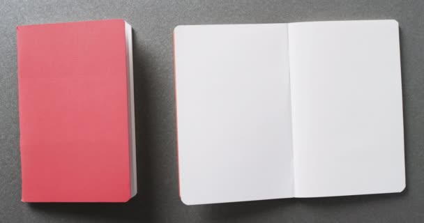Primer Plano Del Libro Blanco Abierto Libro Rosa Con Espacio — Vídeos de Stock