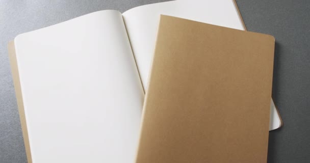 Primer Plano Del Libro Blanco Abierto Cuaderno Marrón Con Espacio — Vídeos de Stock