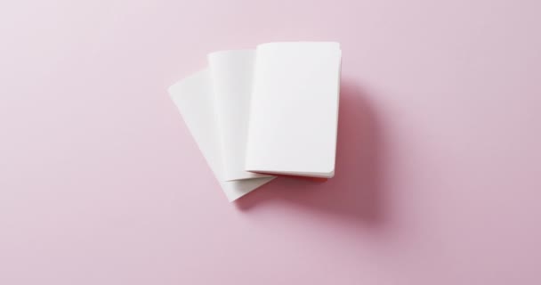 Рука Тримає Шматок Паперу Над Шматочками Паперу Копіювальним Простором Рожевому — стокове відео