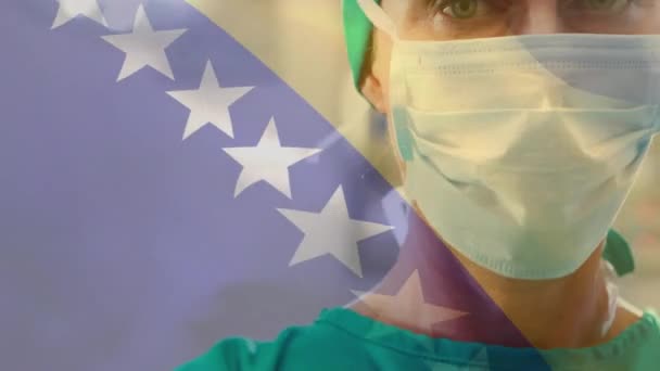 医院内戴着外科口罩的高加索女外科医生对玻色尼亚和鲱鱼旗进行动画制作 国家医疗技术概念 — 图库视频影像