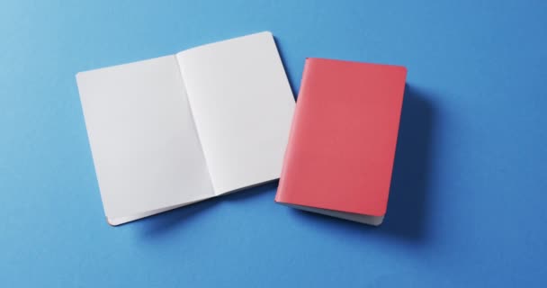 Close Van Open Blanco Boek Rode Notebook Met Kopieerruimte Blauwe — Stockvideo