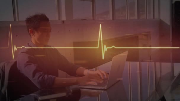 Animation Eines Herzmonitors Gegen Einen Asiatischen Geschäftsmann Mittels Laptop Büro — Stockvideo