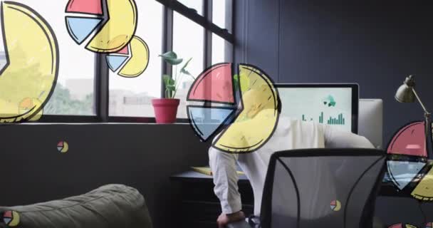 그래프 아이콘들 사무실 내다보는 마스크를 컴퓨터 인터페이스 비즈니스 데이터 — 비디오
