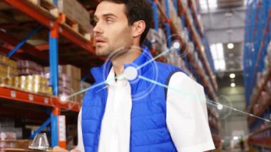 Depodaki beyaz erkek işçilerin ikonlarla olan bağlantılarının animasyonu. Küresel iş ve dijital arayüz kavramı, dijital olarak oluşturulmuş video.