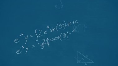 Mavi arkaplan üzerinde matematiksel denklemlerin animasyonu. Küresel eğitim ve dijital arayüz kavramı, dijital olarak oluşturulmuş video.