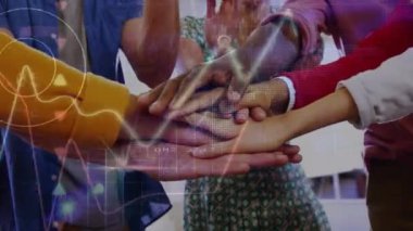Veri işleme ve borsa animasyonları farklı iş adamlarının bir araya gelmesi üzerine. Küresel iş ve dijital arayüz kavramı, dijital olarak oluşturulmuş video.