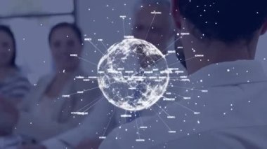 Çeşitli iş adamlarının el çırpması üzerine iş metinlerinin ve dünyanın animasyonu. Küresel iş ve dijital arayüz kavramı, dijital olarak oluşturulmuş video.