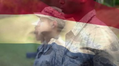 Hollanda bayrağının animasyonu hazır bekleyen çeşitli erkek askerlerin üzerinde. Küresel vatanseverlik ve askeri konsept, dijital olarak üretilen video.