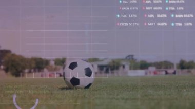 Beyaz oyuncunun futbol topunu tekmeleyen alt kısmının üstünde grafiklerin ve alım satım tahtalarının animasyonu. Dijital bileşik, çoklu pozlama, rapor, iş dünyası, borsa, spor ve rekabet kavramı.