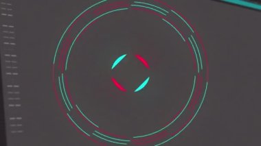 Bilgisayar programlama dili üzerinden siyah arkaplana karşı aydınlatılmış çemberlerin animasyonu. Dijital olarak üretilmiş, hologram, illüstrasyon, şekil, kodlama ve teknoloji konsepti.