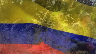 Beyaz erkek askerin çömelmesi üzerine Kolombiya bayrağının animasyonu. Küresel vatanseverlik ve dijital arayüz kavramı, dijital olarak üretilen video.