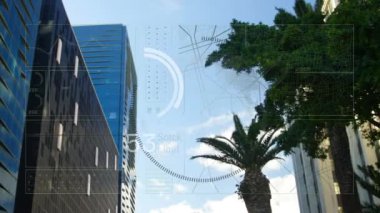 Yüksek binaların alçak açılı görüntüsü karşısında veri işleme arayüzünün animasyonu. Bilgisayar arayüzü ve iş teknolojisi kavramı