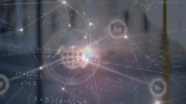 Şehir üzerinde veri işleme ve matematiksel denklemlerle bağlantı ağının animasyonu. Küresel iş ve dijital arayüz kavramı, dijital olarak oluşturulmuş video.