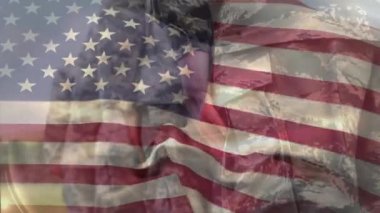 Amerikan bayrağının animasyonu hazırda bekleyen çeşitli erkek askerlerin üzerinde. Küresel vatanseverlik ve askeri konsept, dijital olarak üretilen video.