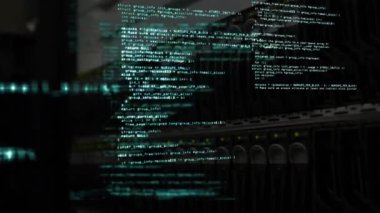 Sunucu odasındaki veri sunucusunun arka panelinin üzerinde bilgisayar dili döngüsü canlandırması. Dijital bileşik, çoklu pozlama, kodlama, ağ oluşturma, teknoloji ve ağ sunucu kavramı.