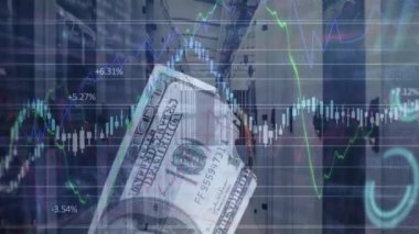 Sunucu odasında veri işleme ve banknot animasyonu. Küresel iş ve dijital arayüz kavramı, dijital olarak oluşturulmuş video.