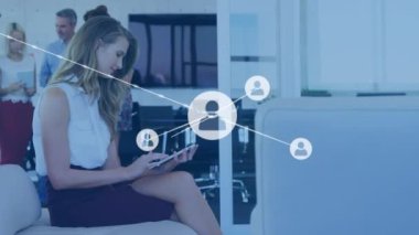 Tablet kullanan farklı iş adamlarının simgeleriyle bağlantı ağının animasyonu. Küresel iş ve dijital arayüz kavramı, dijital olarak oluşturulmuş video.