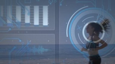 Kumsalda koşu yapan beyaz kadınlar üzerinde devre kartı desenleri, grafikler ve daireler. Dijital bileşik, çoklu pozlama, rapor, iş, güç arzı, fitness ve sağlıklı yaşam tarzı.